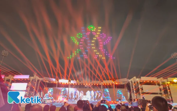 Thumbnail Berita - Langit Kota Malang Gemerlap! Ribuan Penonton Terpukau Atraksi Drone Porprov Jatim 2025