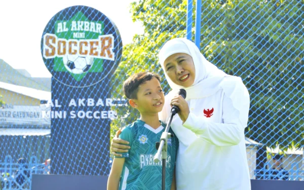 Thumbnail Berita - Gubernur Khofifah Resmikan Mini Soccer Al Akbar Sport Center Surabaya