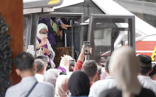 Thumbnail Berita - 201 Jemaah Haji Tiba di Pacitan, Dua Tak Bisa Pulang: Satu Wafat, Satu Dirawat