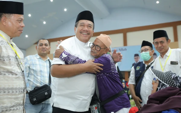 Thumbnail Berita - Bupati Asahan Jemput Dua Jemaah Haji yang Sakit di Embarkasi Medan