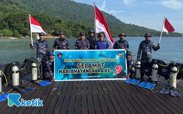 Thumbnail Berita - Peringati Hari Bhayangkara ke-79, Ditpolairud Polda Aceh Kibarkan Merah Putih di Dasar Laut Sabang