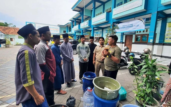 Thumbnail Berita - DLH Lumajang Dorong Pesantren Terapkan Pola  Ramah Lingkungan