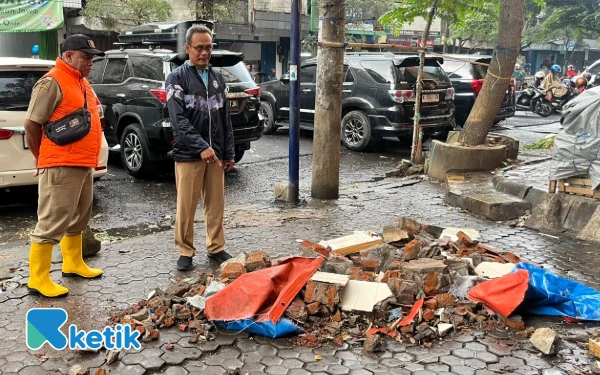 Thumbnail Berita - Pasar Besar Malang Semakin Rapuh! Tembok Ambruk Timpa Pedagang, Kapan Revitalisasi?