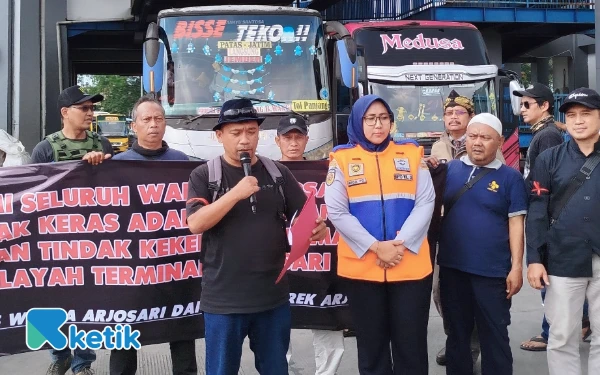 Thumbnail Berita - Gerah Aksi Premanisme, Warga Demo di Terminal Arjosari Kota Malang