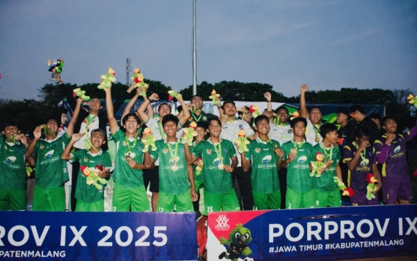 Thumbnail Berita - Sepak Bola Surabaya Raih Emas Porprov IX Jatim 2025, Akhiri Dahaga Juara