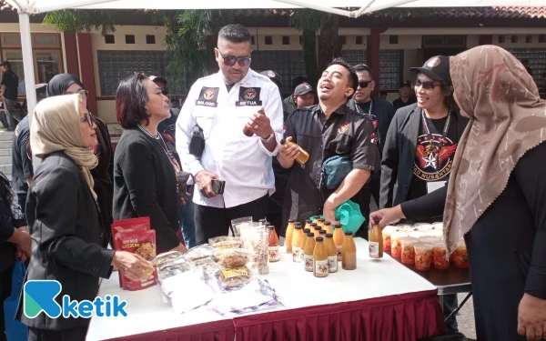 Thumbnail Ketua DPW Squad Nusantara, Didik Nalogo membeli minuman gula asem di stand UMKM di acara pelantikan pengurus DPC Squad Nusantara Kabupaten Pekalongan, Rabu, 2 Juli 2025 (Foto: Slamet/Ketik)