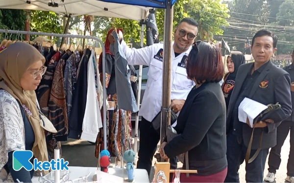 Thumbnail Ketua Dewan Pengurus Wilayah (DPW) Squad Nusantara Jawa Tengah, Didik Nalogo membeli baju di stand UMKM saat acara pelantikan pengurus DPC Squad Nusantara Kabupaten Pekalongan, Rabu, 2 Juli 2025 (Foto: Slamet/Ketik)