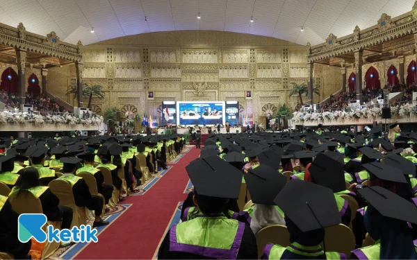 Thumbnail Berita - Unesa Wisuda 1.508 Lulusan, Prof Nurhasan Tekankan Adaptasi dan Kolaborasi