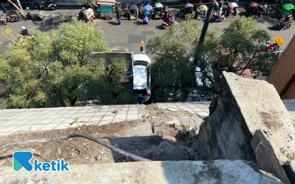 Thumbnail Berita - Pasca Ambrol dan Timbulkan Korban, DPRD Kota Malang Minta Tembok Pasar Besar Dibongkar