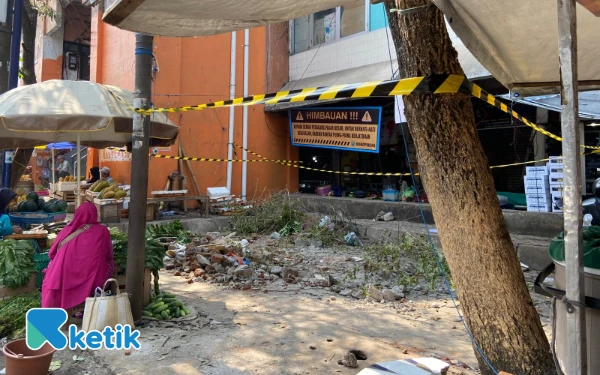 Thumbnail Berita - Pedagang Pasar Besar Malang Diimbau Tak Berjualan di Area Runtuhan Tembok Pembatas
