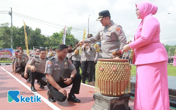 Thumbnail Berita - Tangis Haru dan Rasa Syukur Warnai Upacara Kenaikan Pangkat di Polres Blitar