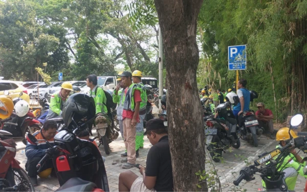 Thumbnail Berita - Ratusan Buruh Kebersihan Tertahan di Area Gerbang Masuk Pabrik PT Semen Indonesia