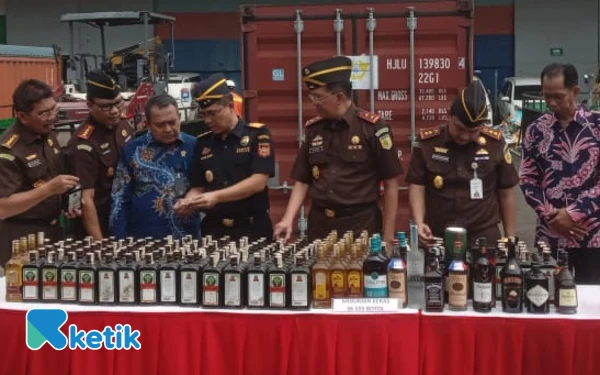 Thumbnail Berita - 36.555 Botol Miras Dimusnahkan Kejati Jatim dan Bea Cukai
