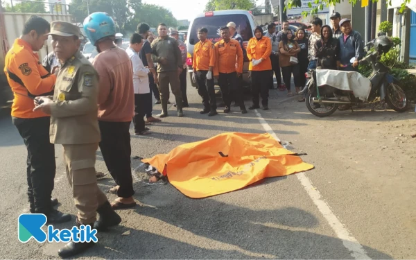 Thumbnail Berita - Innalillahi... Pasutri Surabaya Kecelakaan Tragis, Istri Meninggal di Lokasi