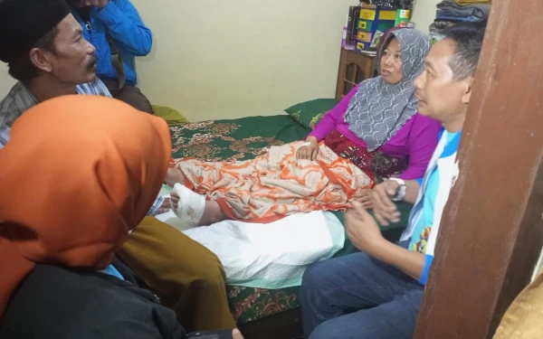 Thumbnail Berita - Pedagang Pisang Korban Tembok Pasar Besar Malang Roboh Dapat Bantuan Pengobatan
