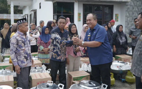 Thumbnail Berita - Bupati Asahan Serahkan Fasilitas Bansos Pembangunan Ekonomi Masyarakat Anggaran 2025