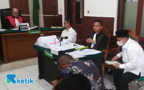 Thumbnail Berita - Mantan Bupati Situbondo Karna Suswandi Jalani Sidang di PN Surabaya, Ini Keterangan Saksi