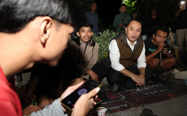 Thumbnail Berita - Remaja Terjaring Sweeping Jam Malam, Eri Cahyadi Langsung Video Call Orang Tua