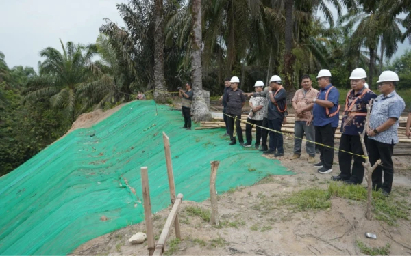 Thumbnail Berita - Gerak Cepat! Bupati Asahan Tinjau Jalan Longsor dan Progres Perbaikan Infrastruktur di Kecamatan BP Mandoge
