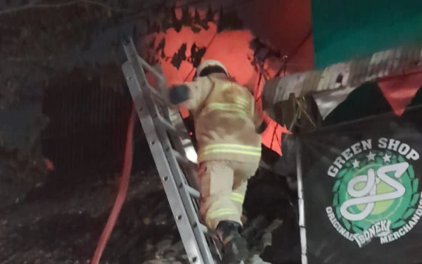 Thumbnail Berita - Korsleting Listrik, Rumah di Jalan Tambaksari Surabaya Hangus Terbakar