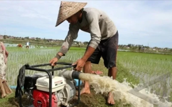 Thumbnail Berita - Sawah Kering Akibat Kemarau, Kelompok Tani di Abdya Dapat Bantuan Pompa Air