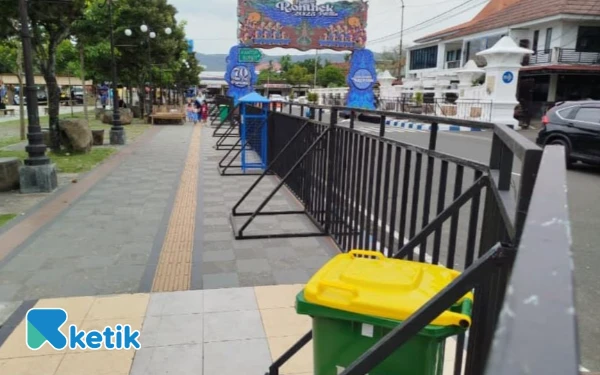 Thumbnail Berita - Tertangkap Buang Sampah di Festival Ronthek Pacitan? Siap-siap Viral di Medsos
