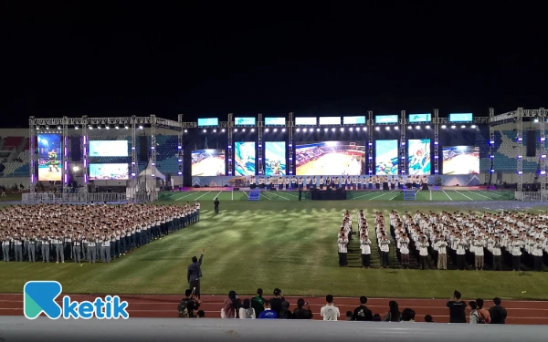 Thumbnail Berita - Penutupan Porprov Jatim, Seribu Ishari Milenial Bersholawat di Stadion Kanjuruhan