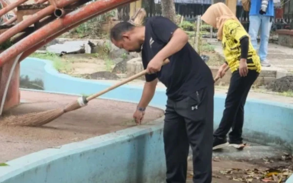 Thumbnail Berita - Komitmen Rawat Fasilitas Umum, Bupati Pemalang Bersama Jajaran Bersihkan Kolam Renang Olympic Widuri