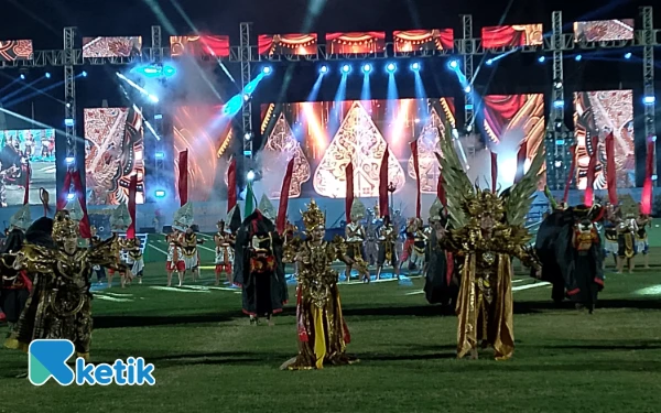 Thumbnail Penampilan Cosplay memeriahkan Penutupan Porprov IX Jatim di Stadion Kanjuruhan Kabupaten Malang. (Foto: Binar Gumilang/Ketik)
