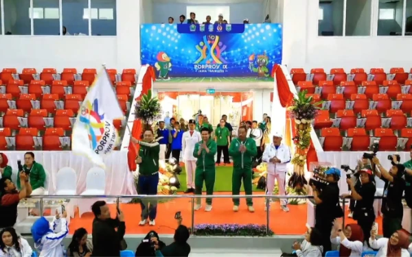 Thumbnail Berita - Kota Surabaya Resmi Terima Bendera Pataka Tuan Rumah Porprov X Jatim 2027