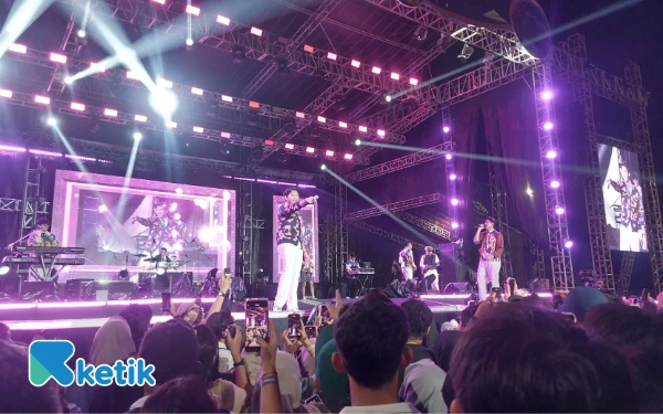 Thumbnail Berita - Puncak Halu Fest 2025, Yovie and Nuno Bikin Remaja Surabaya "Berhalu"Ria'