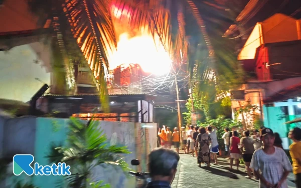 Thumbnail Berita - Gudang Mebel dan Kamar Kos di Surabaya Jadi Arang, Penyebab Masih Diselidiki