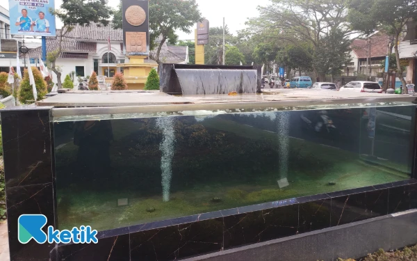 Thumbnail Berita - Kematian Ikan Koi di Akuarium Taman Adipura Kota Malang, Diduga Akibat Listrik Padam