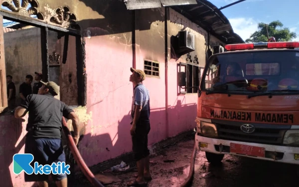 Thumbnail Berita - Diduga Konsleting Listrik, Rumah Kadis Syariat Islam Aceh Singkil Ludes Terbakar