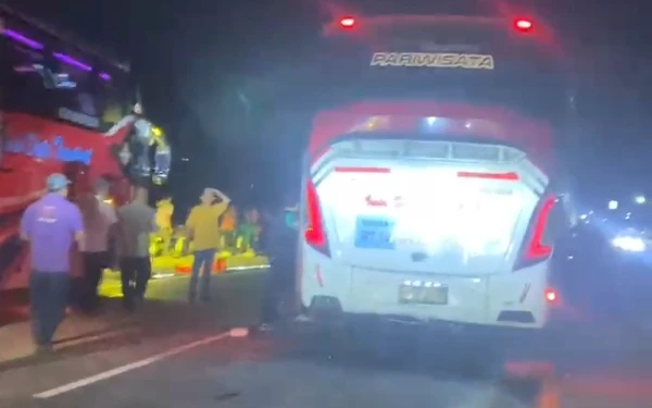 Thumbnail Berita - BREAKING: Kecelakaan Beruntun Libatkan 3 Bus Terjadi di Tol Malang-Gempol