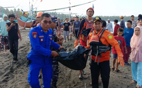 Thumbnail Berita - Dua Jenazah Ditemukan Nelayan di Selat Bali, Total Korban Tenggelam KMP Tunu Pratama Jaya Capai 12 Orang