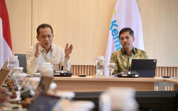 Thumbnail Berita - Pemerintah Sediakan Klinik dan Apotek Desa di 103 Lokasi Mockup Kopdes Merah Putih