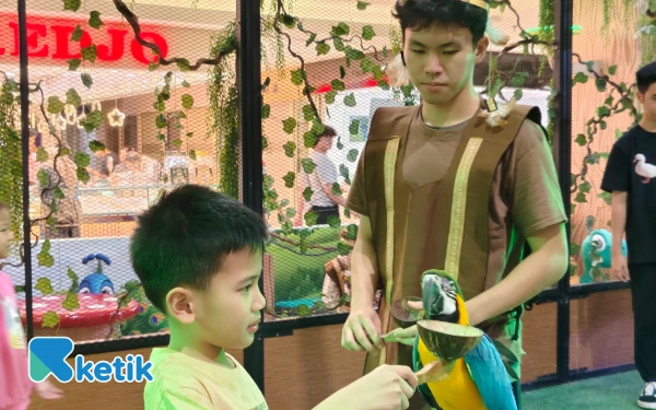 Thumbnail Berita - Anak-anak Antusias Berinteraksi dengan Hewan di Mini Zoo Funimal Fest PTC