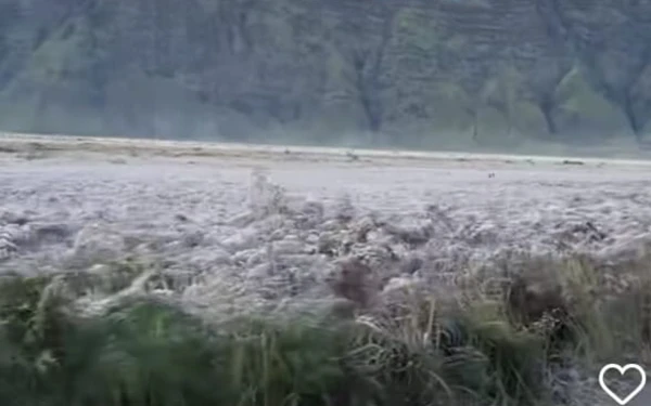Thumbnail Berita - ‎Musim Kemarau, Gunung Bromo Diselimuti Embun Es