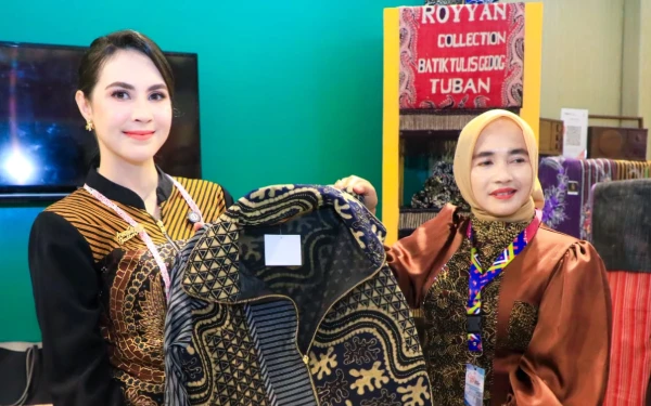 Thumbnail Berita - Kunjungi Booth Dekranasda Jatim, Arumi Promosikan Batik Gedog Tuban