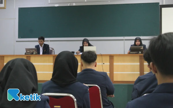 Thumbnail Berita - Permawa Disahkan, PKKMB FEB Unesa 2025 Diharapkan Lahirkan Mahasiswa Baru yang Kritis