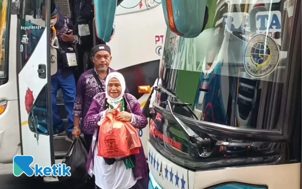 Thumbnail Berita - Terkena Flu, PPIH Debarkasi Surabaya Ingatkan Jemaah Jaga Jarak