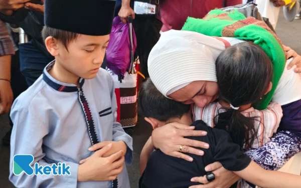 Thumbnail Berita - Tangis Haru Iringi Kepulangan Jemaah Haji Kloter Terakhir Debarkasi Surabaya