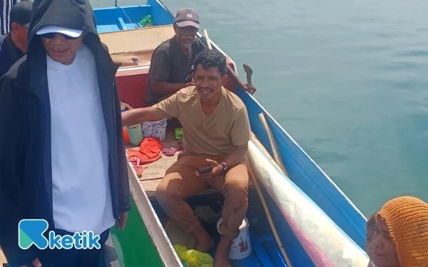 Thumbnail Wabup Helmi berbincang dengan 1 Kepala Keluarga dsri 40 Kepala Keluarga Nelayan rumput Desa Posi-Posi berlokasi di tanjung Wairoro antara desa Ngute-Ngute dan Desa Laluin Kecamatan Kayoa Selatan Sabtu, 12 Juli 2025 (Foto: Mursal/Ketik.com)