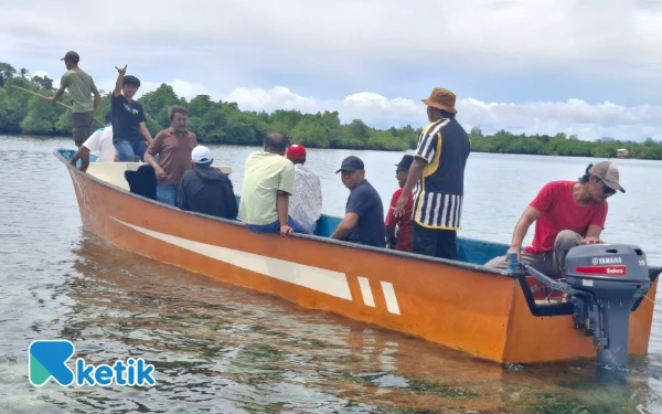 Thumbnail Rombongan Wabup dengan bodi viber mengelilingi seluruh area budi daya rumput laut Sabtu, 12 Juli 2025 (Foto: Mursal/Ketik.com)
