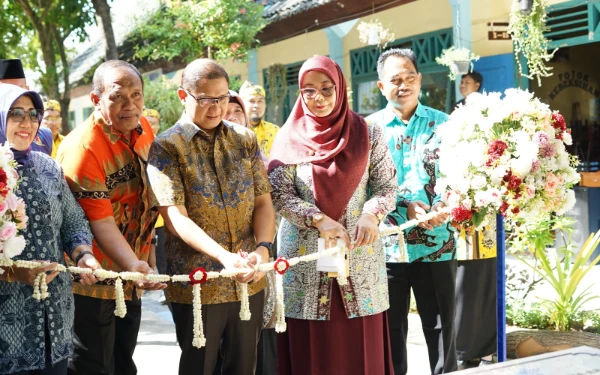 Thumbnail Berita - Resmikan DT Mart Lestari dan Studio Jendela DT, Kepala Dinas Pendidikan Jatim Apresiasi SMAN 1 Soko