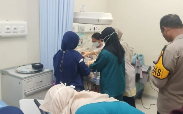 Thumbnail Berita - Penjual Rujak di Pakal Surabaya Temukan Bayi Berusia 7 Hari Dalam Tas Kresek, Dikira Anak Kucing