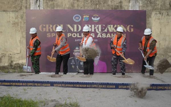 Thumbnail Berita - Peresmian Dapur Gizi SPPG di Jajaran Polda Sumut, Bupati Asahan Turut Tabur Pasir Perdana