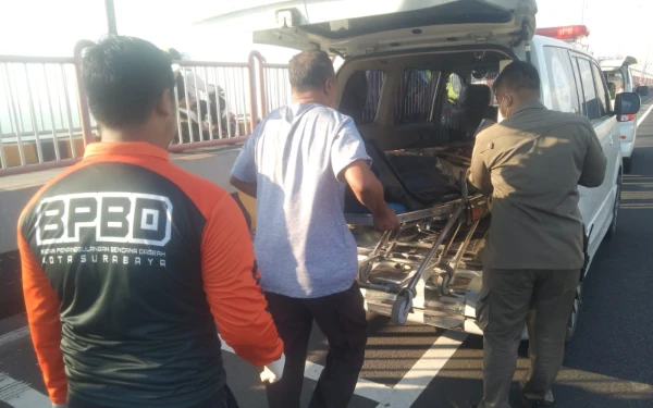 Thumbnail Berita - Pesepeda Tewas Usai Jadi Korban Tabrak Lari Mobil Pikap di Jembatan Suramadu