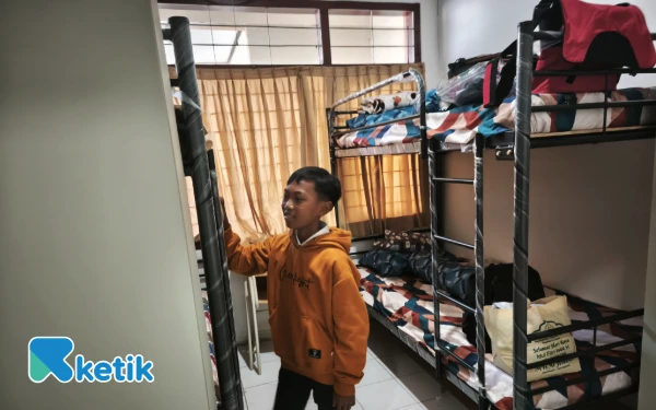 Thumbnail Siswa Putra Sekolah Rakyat di UPT PPSPA Bima Sakti memasuki asrama, Senin 14 Juli 2025. (Foto: Sholeh/Ketik)